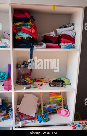 Chambre d'enfant en désordre à la lumière du jour.Voir plus de désordre dans la chambre d'enfants à la lumière du jour. Les enfants jouaient dans la chambre et à gauche un désordre total. Les jouets sont tous répartis Banque D'Images