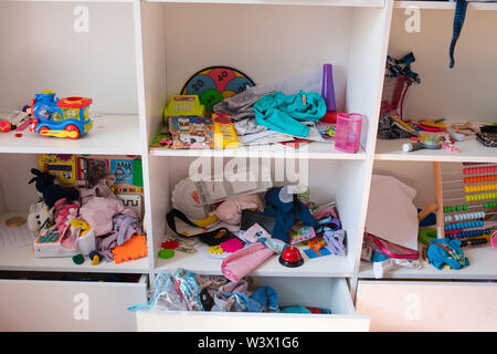 Chambre d'enfant en désordre à la lumière du jour.Voir plus de désordre dans la chambre d'enfants à la lumière du jour. Les enfants jouaient dans la chambre et à gauche un désordre total. Les jouets sont tous répartis Banque D'Images