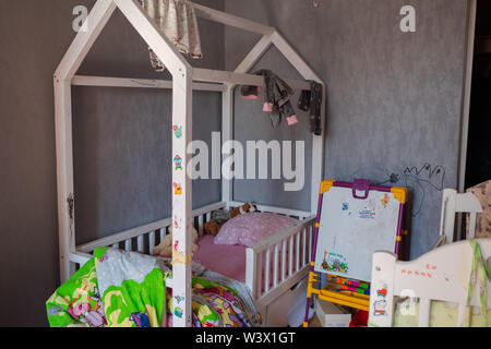 Chambre d'enfant en désordre à la lumière du jour.Voir plus de désordre dans la chambre d'enfants à la lumière du jour. Les enfants jouaient dans la chambre et à gauche un désordre total. Les jouets sont tous répartis Banque D'Images