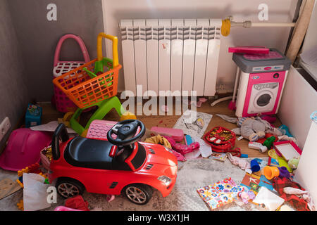 Chambre d'enfant en désordre à la lumière du jour.Voir plus de désordre dans la chambre d'enfants à la lumière du jour. Les enfants jouaient dans la chambre et à gauche un désordre total. Les jouets sont tous répartis Banque D'Images