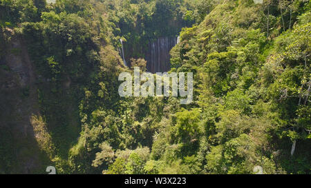 Vue aérienne, la SEWU coban cascade à Java, en Indonésie. cascade dans la forêt tropicale par drone Tumpak Sewu Banque D'Images