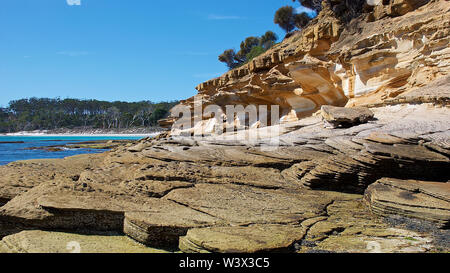 Écumé et ancienne ,en couches riches en fossiles de la mer et des falaises fossilifères de Maria Island Tasmania Banque D'Images