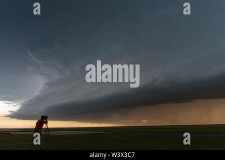 Stormchaser devant un orage supercellulaire au Colorado, USA Banque D'Images