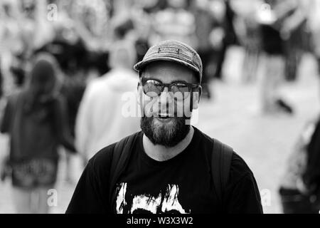 Jeune homme à la barbe et lunettes de déambuler le Siltasaarenkatu à Kallio Block Party 2016 à Helsinki, Finlande Banque D'Images