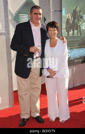 LOS ANGELES, CA. 12 juillet 2010 : Alfred Molina & épouse Jill Gascoine à bénéficier d'un dépistage de son nouveau film "L'apprenti sorcier" à Walt Disney Studios. © 2010 Paul Smith / Featureflash Banque D'Images