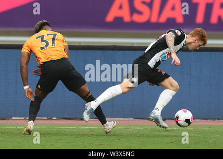 Adama Traore de Wolverhampton Wanderers, gauche, défis Jack Colback de Newcastle United durant leur Premier League Trophy Asie demi-finale à Shanghai, la Chine de l'est de la province de Jiangsu, le 17 juillet 2019. Banque D'Images