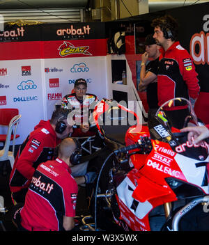 Monterey, CA, USA. 14 juillet, 2019. A. #  7 Chaz Davies en attente pour le redémarrer au cours de la Motul FIM Superbike World Championship SBK World Tour américain Geico Course 2 à Weathertech Raceway Laguna Seca Monterey, CA Thurman James/CSM/Alamy Live News Banque D'Images