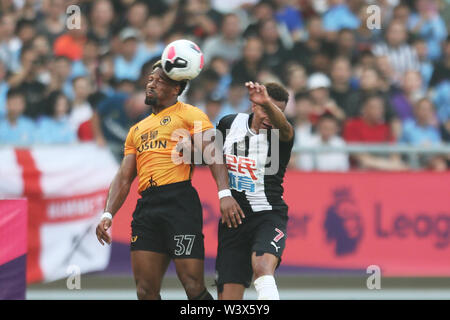 Jacob Murphy de Newcastle United, droite, défis Adama Traore de Wolverhampton Wanderers durant leur Premier League Trophy Asie demi-finale à Shanghai, la Chine de l'est de la province de Jiangsu, le 17 juillet 2019. Banque D'Images