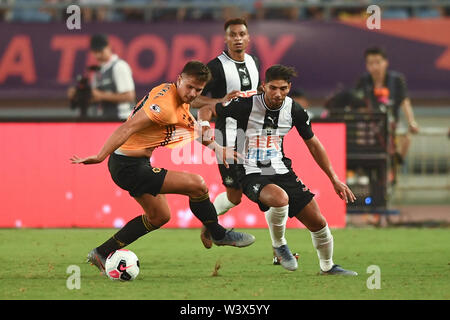 Joueur de football belge Leander Dendoncker, gauche, de Wolverhampton Wanderers F.C. de champions de la Ligue anglaise passe le ballon contre un joueur de Newcastle United Football Club en demi-finale au cours de la Premier League Trophy 2019 l'Asie à Nanjing city, Jiangsu province de Chine orientale, le 17 juillet 2019. Wolverhampton Wanderers F.C. défait Newcastle United F.C. 4-0. Banque D'Images