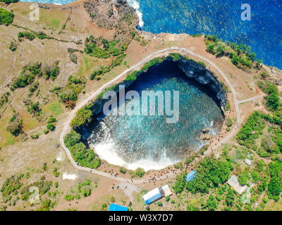 Drone aérien Vue de dessus de la plage de cassée à Nusa Penida, Bali, Indonésie. Vue de dessus de côte rocheuse et de criques Banque D'Images