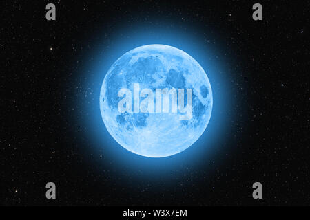 Super pleine Lune bleue éclatante contre ciel étoilé fond sombre Banque D'Images
