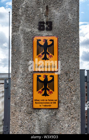 Bundesarchiv-Lichterfelde, emblème de l'aigle fédéral allemand à Archives. La construction de logements dans les documents d'archives historiques Finckensteinallee 63, Berlin. Banque D'Images