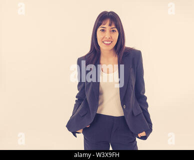 Close up of a young beautiful business woman standing isolé sur fond neutre. Smiling un sentiment de confiance et de succès. Dans les personnes business edu Banque D'Images