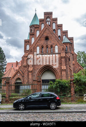 L'église Sainte Famille, Berlin-Lichterfelde en brique rouge, de style néo-gothique bâtiment conçu par l'architecte Christoph Hehl et construit 1902-4, Catholique Paris Banque D'Images