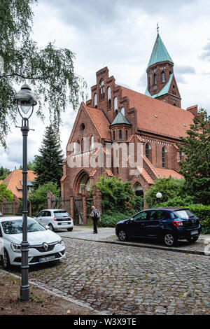 L'église Sainte Famille, Berlin-Lichterfelde en brique rouge, de style néo-gothique bâtiment conçu par l'architecte Christoph Hehl et construit 1902-4, Catholique Paris Banque D'Images