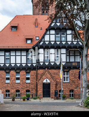 L'église Sainte Famille, Berlin-Lichterfelde en brique rouge, de style néo-gothique avec bâtiment de style tudor détail conçu par l'architecte Christoph Hehl Banque D'Images