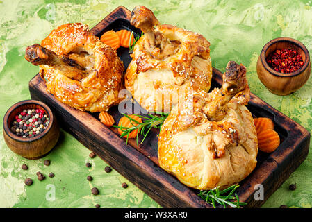 Les cuisses de poulet en croûte.cuisse de poulet en croûte on cutting board Banque D'Images