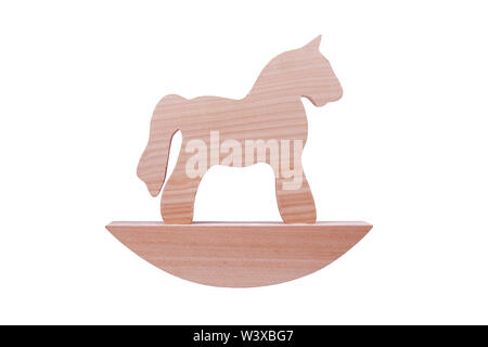 Cheval à bascule en bois simple jouet, cheval figure sur un support isolé sur fond blanc, un cheval de Troie ou des jouets pour enfants concept traditionnel simplifié Banque D'Images