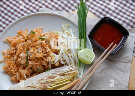 Pad tai servant sur le plat blanc Banque D'Images