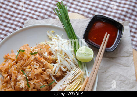 Pad tai servant sur le plat blanc Banque D'Images