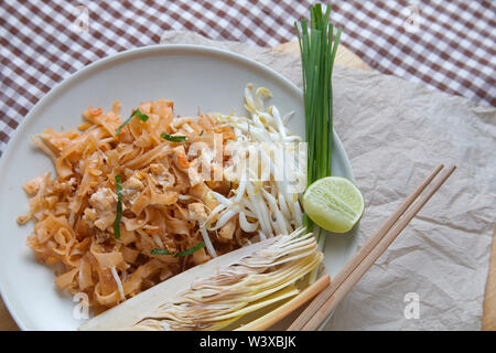 Pad tai servant sur le plat blanc Banque D'Images