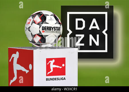 Stuttgart, Deutschland. 18 juillet, 2019. DAZN FOTOMONTAGE : streaming service achète Ligue des droits de l'Europsport . balle officielle, ball DERBYSTAR est en face de Anpfif sur un piédestal avec la Bundesliga, emblème LDF, sous réserve, Close Up- Foot 1. Bundesliga, 10.journée, journée10, le VFB Stuttgart (S) -l'Eintracht Francfort (F) 0-3, le 02.11.2018 à Stuttgart/Allemagne. MERCEDES BENZ ARENA. DFL RÈGLEMENT INTERDIT TOUTE UTILISATION DE PHOTOGRAPHIE COMME DES SÉQUENCES D'IMAGES ET/OU QUASI VIDÉO. ¬ | Conditions de crédit dans le monde entier : dpa/Alamy Live News Banque D'Images