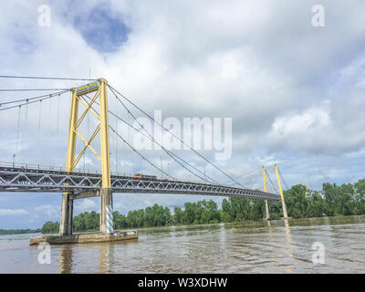 Barito ou pont Jembatan Barito à Banjarmasin, South Kalimantan Selatan, Bornéo ou l'Indonésie. Banque D'Images