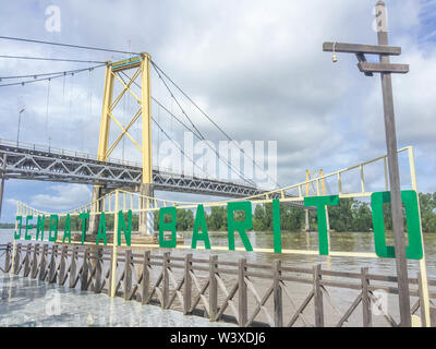 Barito ou pont Jembatan Barito à Banjarmasin, South Kalimantan Selatan, Bornéo ou l'Indonésie. Banque D'Images