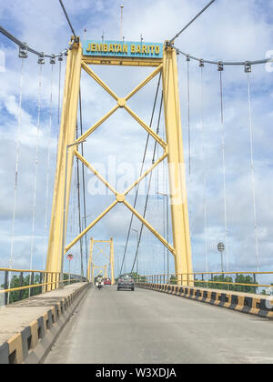 Barito ou pont Jembatan Barito à Banjarmasin, South Kalimantan Selatan, Bornéo ou l'Indonésie. Banque D'Images