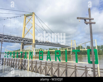 Barito ou pont Jembatan Barito à Banjarmasin, South Kalimantan Selatan, Bornéo ou l'Indonésie. Banque D'Images