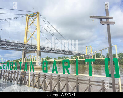 Barito ou pont Jembatan Barito à Banjarmasin, South Kalimantan Selatan, Bornéo ou l'Indonésie. Banque D'Images