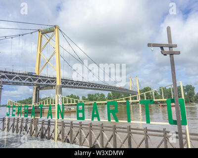 Barito ou pont Jembatan Barito à Banjarmasin, South Kalimantan Selatan, Bornéo ou l'Indonésie. Banque D'Images