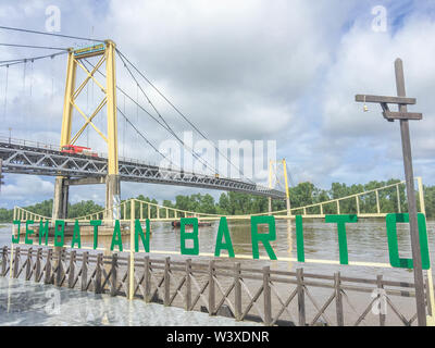 Barito ou pont Jembatan Barito à Banjarmasin, South Kalimantan Selatan, Bornéo ou l'Indonésie. Banque D'Images