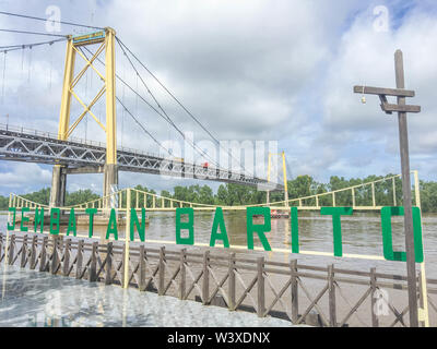 Barito ou pont Jembatan Barito à Banjarmasin, South Kalimantan Selatan, Bornéo ou l'Indonésie. Banque D'Images