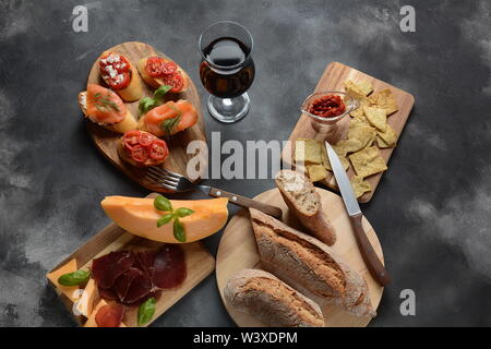 Brushetta ou des tapas espagnoles traditionnelles. Hors-d'antipasti italiens avec des collations. Variété de petits sandwiches avec tomates cerises, saumon, Banque D'Images