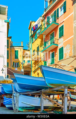 Bateaux de pêche dans la rue et de la vieille ville de Riomaggiore maisons colorées dans les Cinque Terre, La Spezia, Italie Banque D'Images