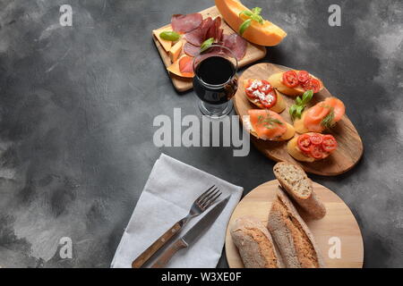 Brushetta ou des tapas espagnoles traditionnelles. Hors-d'antipasti italiens avec des collations. Variété de petits sandwiches avec tomates cerises, saumon, Banque D'Images
