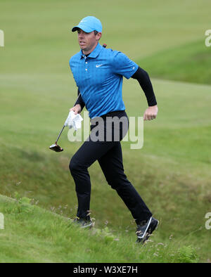 L'Irlande du Nord, Rory McIlroy se présente au 1er green au cours de la première journée du championnat ouvert en 2019 au Club de golf Royal Portrush. Banque D'Images