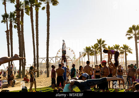 Les gens qui font du Yoga à Santa Monica Beach Banque D'Images