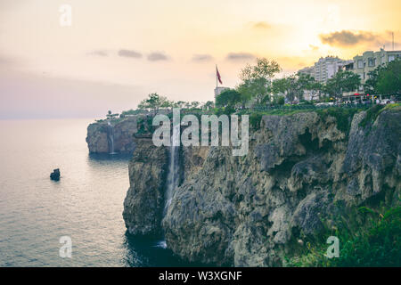 12 avril 2019, Antalya, Turquie - voir de petites chutes de Lara. La partie est de la ville d'Antalya est célèbre avec de petites cascades. Banque D'Images
