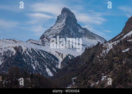 Vue panoramique du sommet du Cervin et de la ville de Zermatt, Suisse Banque D'Images