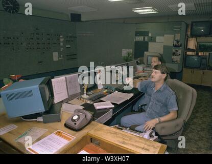 Déposée - 01 janvier 1990, Berlin, Ronneburg : GDR/économie/Thuringe/8/1990 dans les décharges de déchets d'uranium près de Drosen Ronneburg. 600 mètres de profondeur. La photo a été prise au début de 1990 lorsque l'uranium était toujours en cours d'exploitation. L'entreprise appartenait à VEB Wismut c'est un centre de contrôle souterrain // environnement/sol/Uranium Mining/dumps/radiation/La Deutsch-Sowjetische Aktiengesellschaft a été fondée après l'émergence de la RDA afin de permettre à l'Union soviétique continuent à avoir accès à l'uranium dans l'Erzgebirge. Entre 1946 et 1990, plus de 200 000 tonnes de minerai d'uranium ont été exploités. Banque D'Images