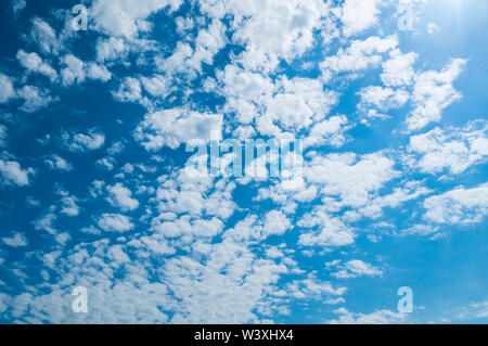 Fond bleu ciel dramatique dramatique nuages colorés blanc - éclairée par la lumière du soleil. Ciel immense scène paysage Banque D'Images