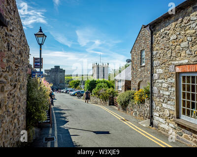 Vue vers l'entrée et la cathédrale en bas les cailloux, St Davids, Pembrokeshire, Pays de Galles Banque D'Images