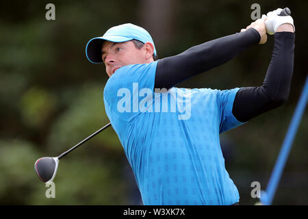 L'Irlande du Nord, Rory McIlroy tees au large de la 5e au cours de la première journée du championnat ouvert en 2019 au Club de golf Royal Portrush. Banque D'Images