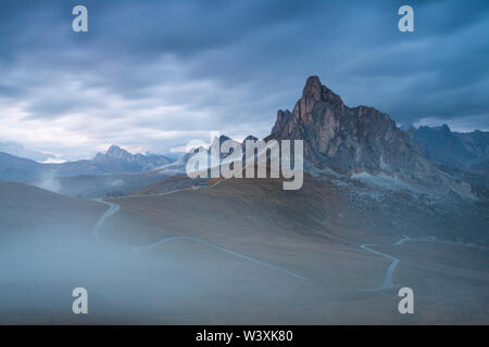 Vue panoramique de Ra Gusela pic en face du mont Averau et Nuvolau, dans la région de Passo Giau, haute de passage alpin près de Cortina d'Ampezzo, Dolomites, Italie Banque D'Images