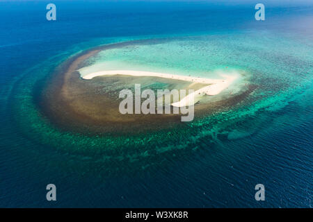 L'île de sable blanc et les récifs de l'Atoll de sable blanc..près de l'île de Camiguin, Philippines, vue aérienne.Seascape, île de sable blanc Banque D'Images