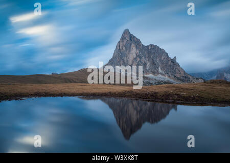 Vue panoramique de Ra Gusela pic en face du mont Averau et Nuvolau, dans la région de Passo Giau, haute de passage alpin près de Cortina d'Ampezzo, Dolomites, Italie Banque D'Images