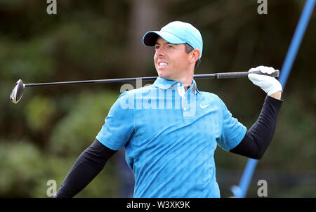 L'Irlande du Nord, Rory McIlroy tees au large de la 5e au cours de la première journée du championnat ouvert en 2019 au Club de golf Royal Portrush. Banque D'Images