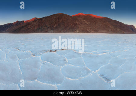 Vue sur les bassins de sel, Badwater Basin, Death Valley, comté d'Inyo, en Californie, aux États-Unis. Formations à Badwater sel Death Valley National Banque D'Images